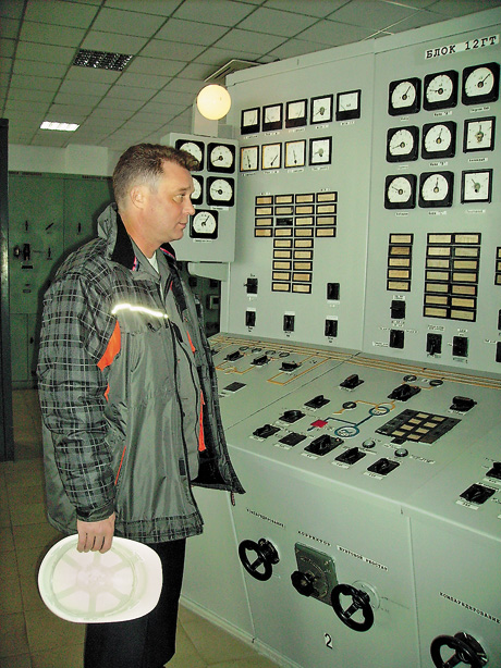 Головний інженер Олександр Федічкін стверджує, що до 1980 року котли станції працювали на вугіллі. Фото автора